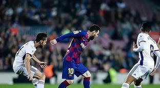 比达尔回击巴拉圭球迷羞辱：双冠王在手，不容挑衅